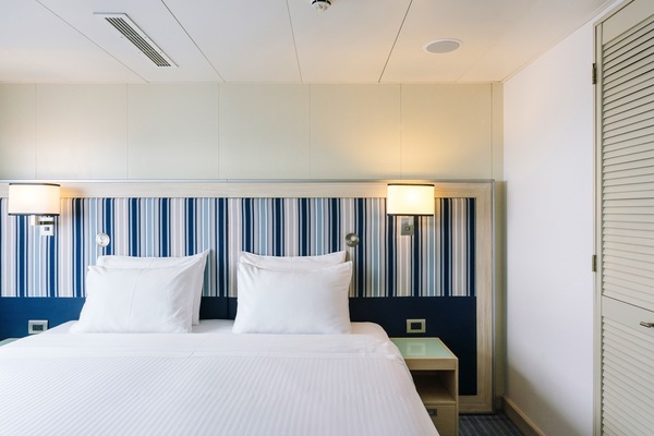 HX Hurtigruten Expeditions, Santa Cruz II, Explorer Cabin EE, Credit - Clara Tuma 3.JPG